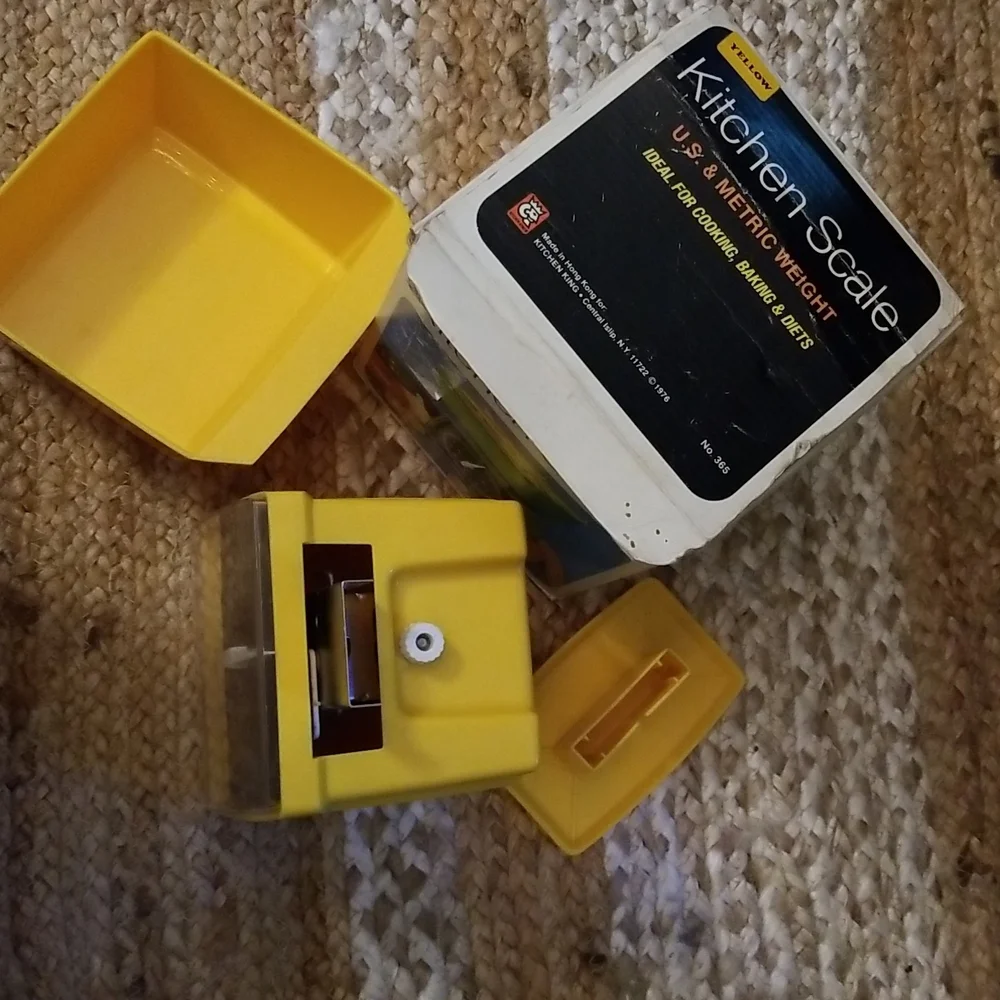 Vintage Kitchen King Yellow Kitchen Scale w Box